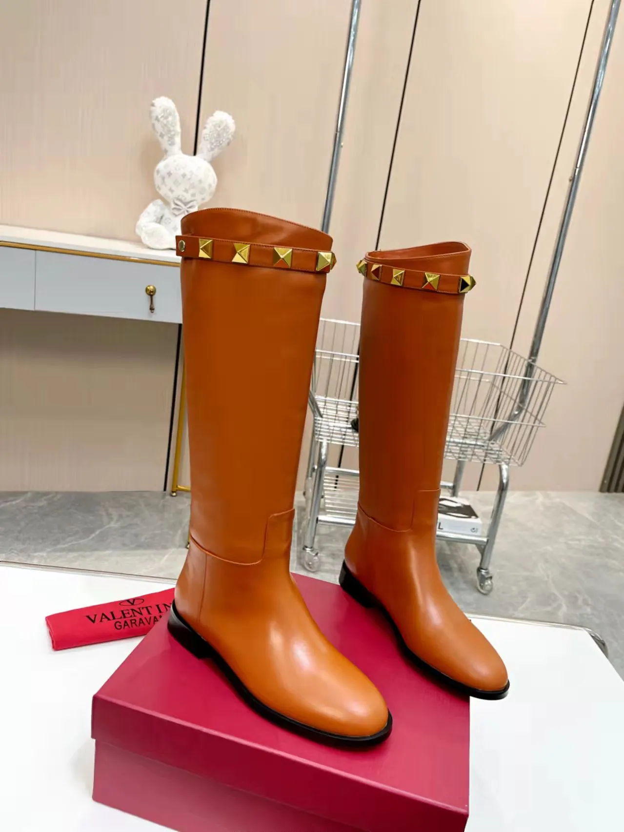 👟👟Ex-factory price 740👟👟 Genuine leather sole +40🆕 Valentino. Valentino autumn and winter fashion women's boots: Comfortable and versatile on the upper feet, showing long legs, Fabric: Imported first-layer cowhide ⚡The most popular V buckle ⚡Inside feet all genuine leather Code number: 35−40 (Customized size 41) Boot height: 15 inches